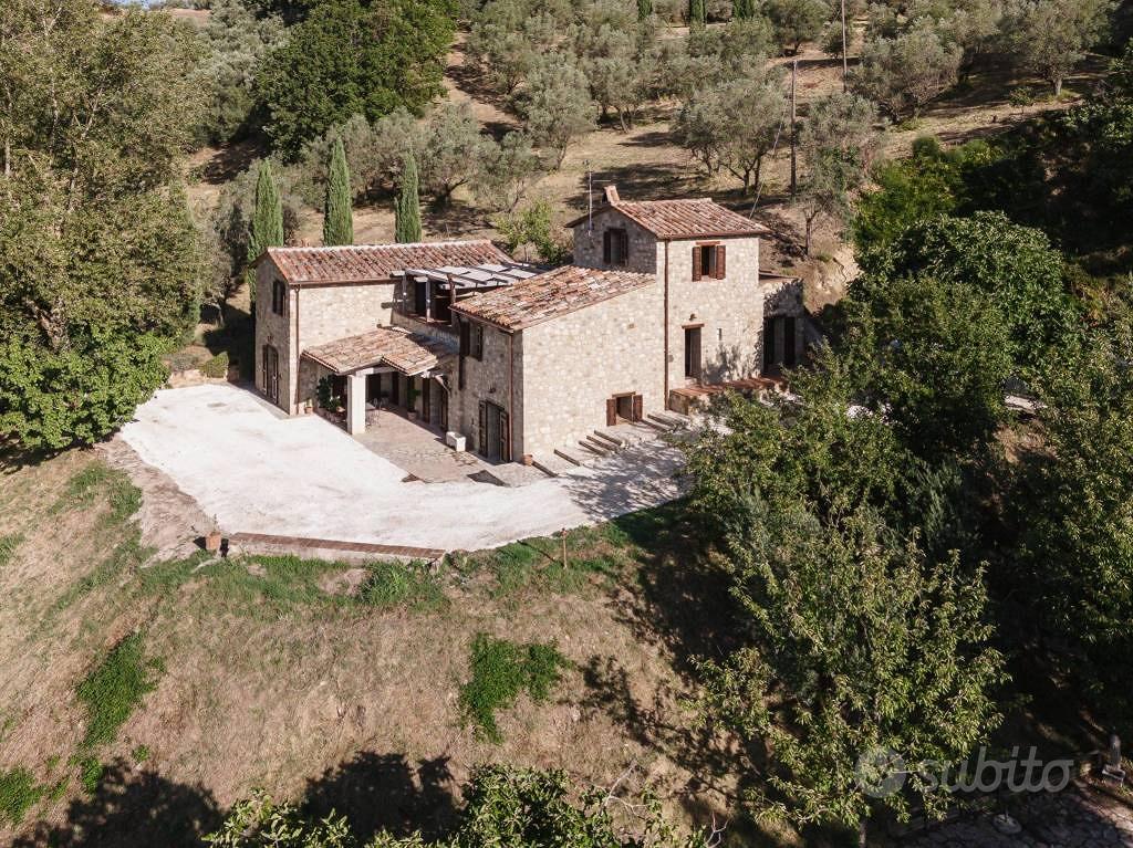 Rustico / Casale di 264 m² con più di 5 locali a T - Vista 4