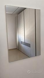 Specchio da parete moderno senza cornice.