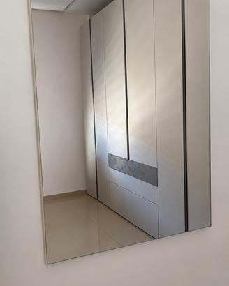 Specchio da parete moderno senza cornice.