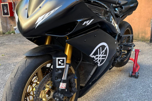 R1 08 pista immatricolata