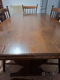 Tavolo e sedie in legno per cucina