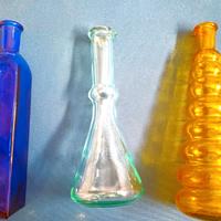 bottiglie fiaschette alambicchi strani e colorati