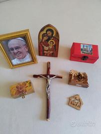 Vari oggetti souvenir religiosi santini
