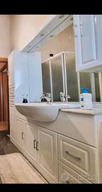 Mobile con lavabo bagno e specchio