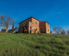 Rustico indipendente in posizione collinare domina