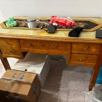 Scrivania in legno vintage