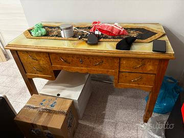 Scrivania in legno vintage
