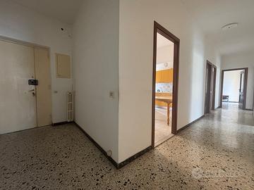 Ampio appartamento in zona semi centrale