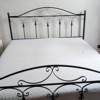 Struttura letto matrimoniale in ferro battuto