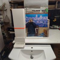 Mobili bagno a terra e sospeso.