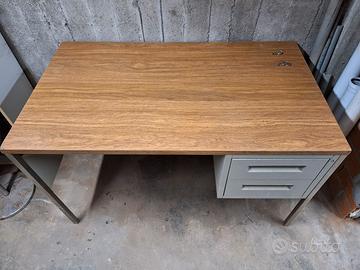 scrivania e mobile per ufficio