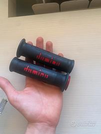 Coppia manopole rosse e nere domino sh 125 2020