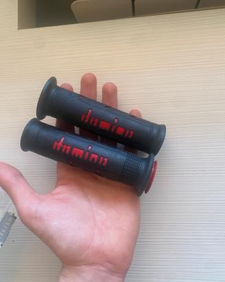 Coppia manopole rosse e nere domino sh 125 2020