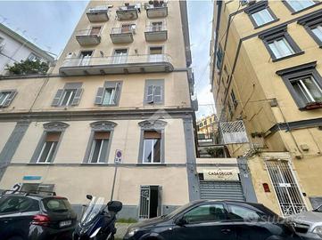 2 LOCALI A NAPOLI