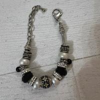Bracciale di bigiotteria con charms neri e perle