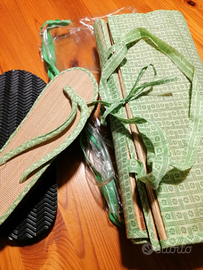 Ciabattine e stuoia verdi con rana in spugna