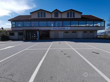 Edificio commerciale D8, parcheggio e terreno