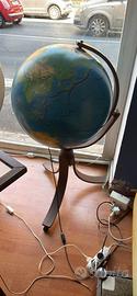 Mappamondo vintage che si illumina