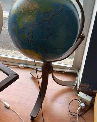 Mappamondo vintage che si illumina