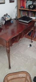 Scrivania in stile in legno massello.