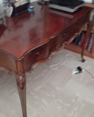 Scrivania in stile in legno massello.