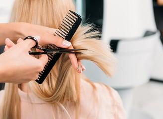 Parrucchiera esperta parruccaia gestione salone