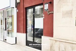 Centralissimo locale commerciale via di palma