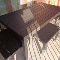 tavolo da esterno in resina con sgabelli 