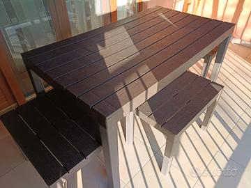 tavolo da esterno in resina con sgabelli 