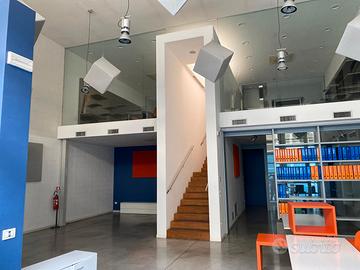 Spazioso e moderno ufficio / laboratorio