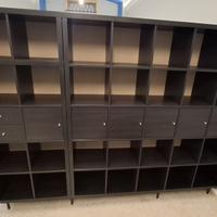 scrivania, cassettiera, sedie e mobili