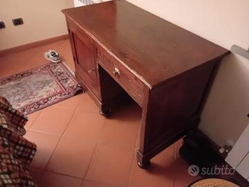 Scrivania in legno