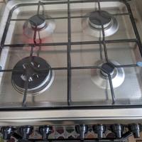 Cucina con forno e piano cottura in acciaio inox