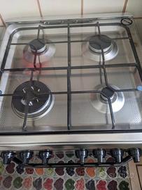 Cucina con forno e piano cottura in acciaio inox