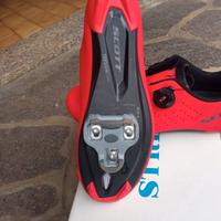 Bicicletta da corsa e scarpe