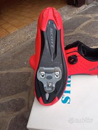 Bicicletta da corsa e scarpe