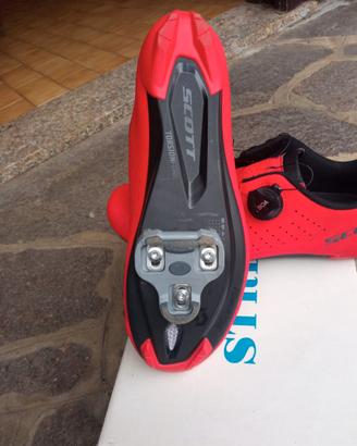Bicicletta da corsa e scarpe