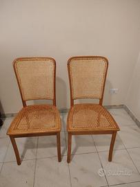 due sedie in legno