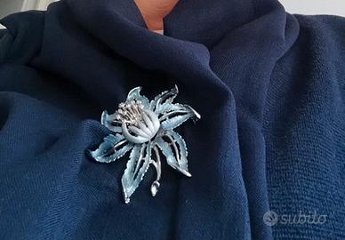 Spilla e orecchini motivo floreale