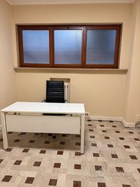 Stanza/ spazio attrezzato uso ufficio