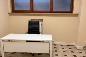 Stanza/ spazio attrezzato uso ufficio