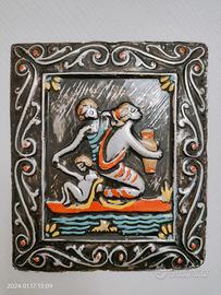 Souvenir etnico, a rilievo su metallo 