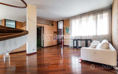 SPLENDIDA VILLA IN ZONA CENTRALE A DESIO!