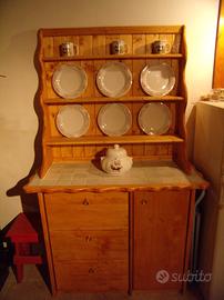 Credenza con piattaia