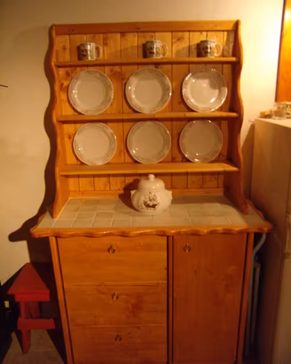 Credenza con piattaia