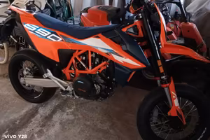 moto KTM 690 smc-r del 2023