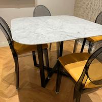 Tavolo in marmo carrara e base in metallo 100x100