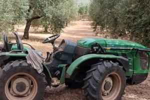 trattore agricolo frutteto