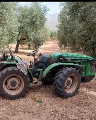 trattore agricolo frutteto