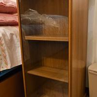Due comodini con vetrinetta da letto